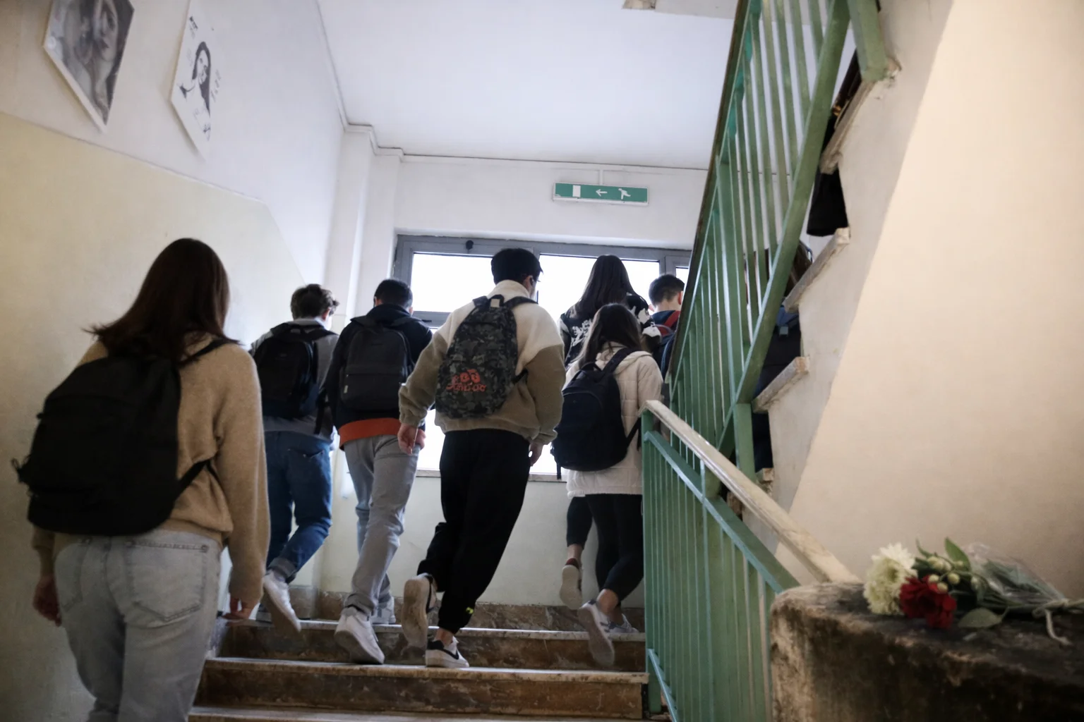 Scuola sotto shock: docente arrestato per molestie agli studenti