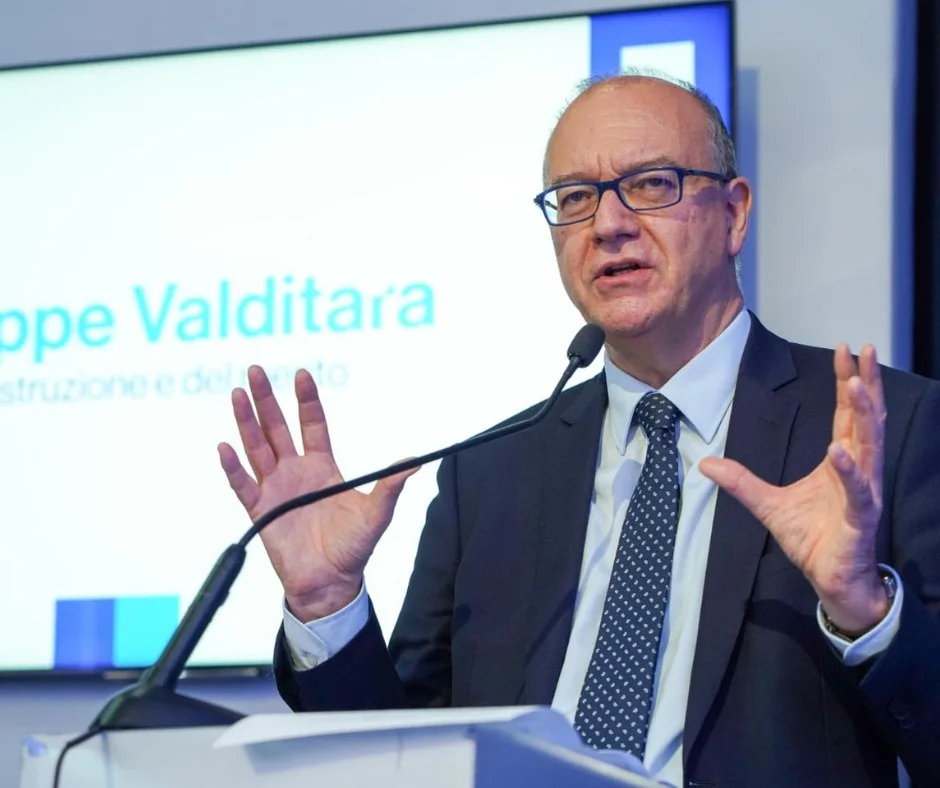 Scuola, Valditara apre alla svolta: “Superare la distinzione tra licei e tecnici”. Cosa può cambiare davvero