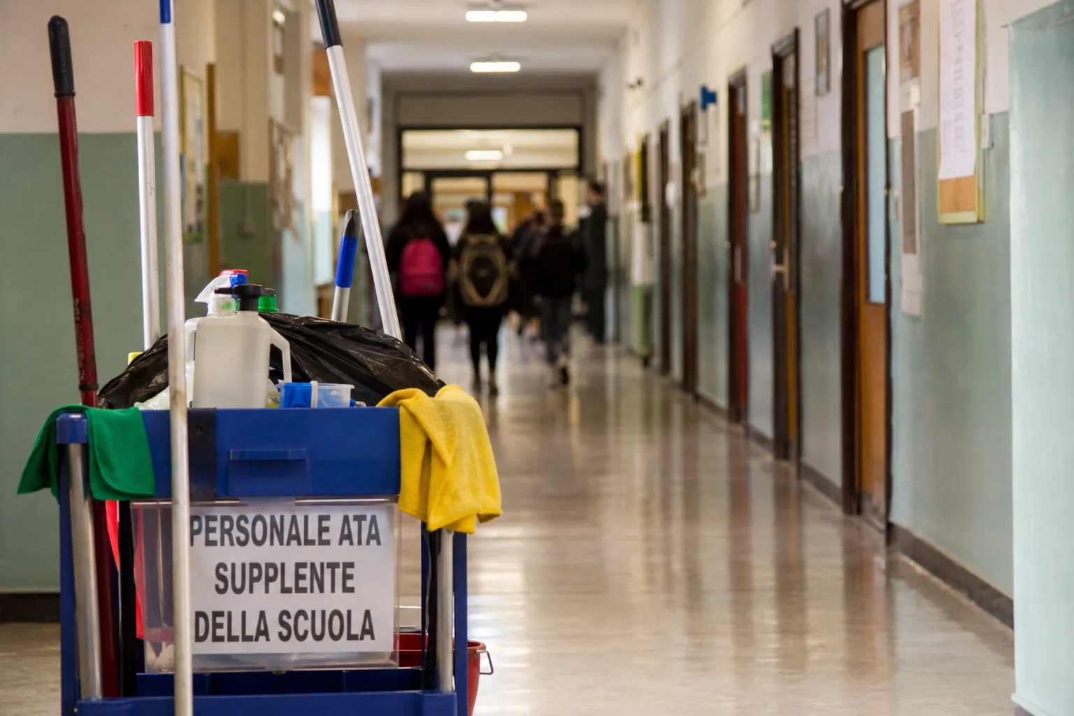 ATA precari, l'UE condanna l'Italia: 60mila supplenti verso il risarcimento. Cosa rischiano lo Stato e cosa cambia adesso