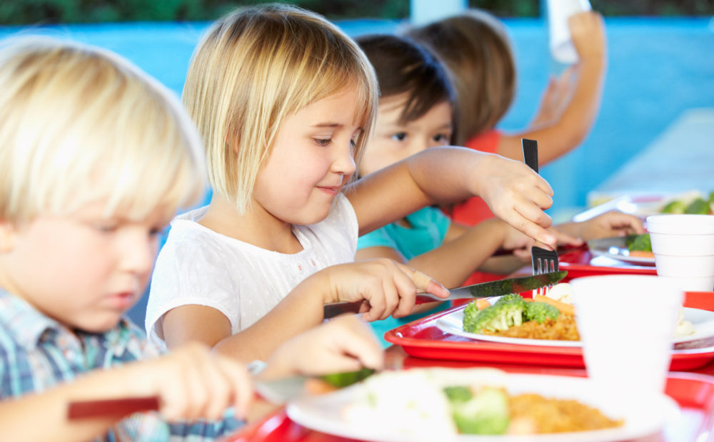 Costo della mensa scolastica: le famiglie italiane spendono in media 80 Euro al mese