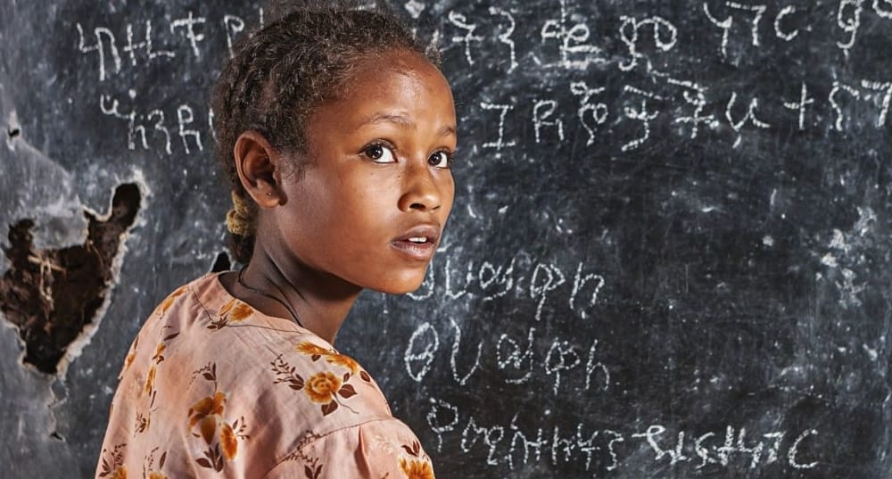 Nel mondo 1 ragazza adolescente su 3 non è mai andata a scuola