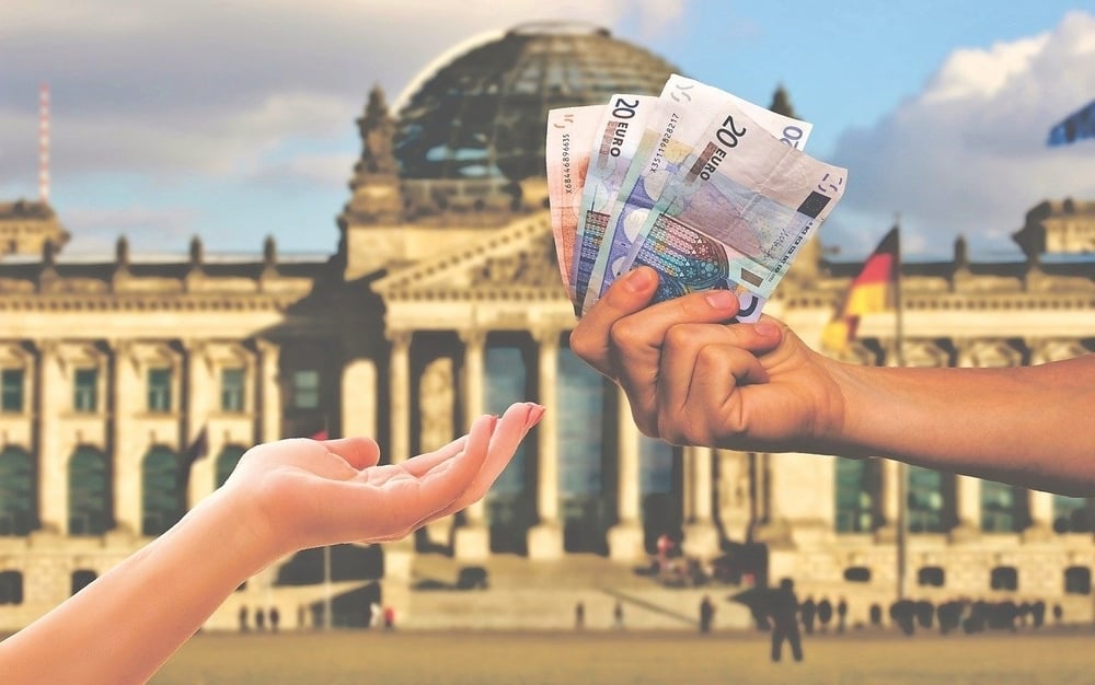 Studenti 100 e lode, il premio di 255 euro è basso: Azzolina annuncia bonus