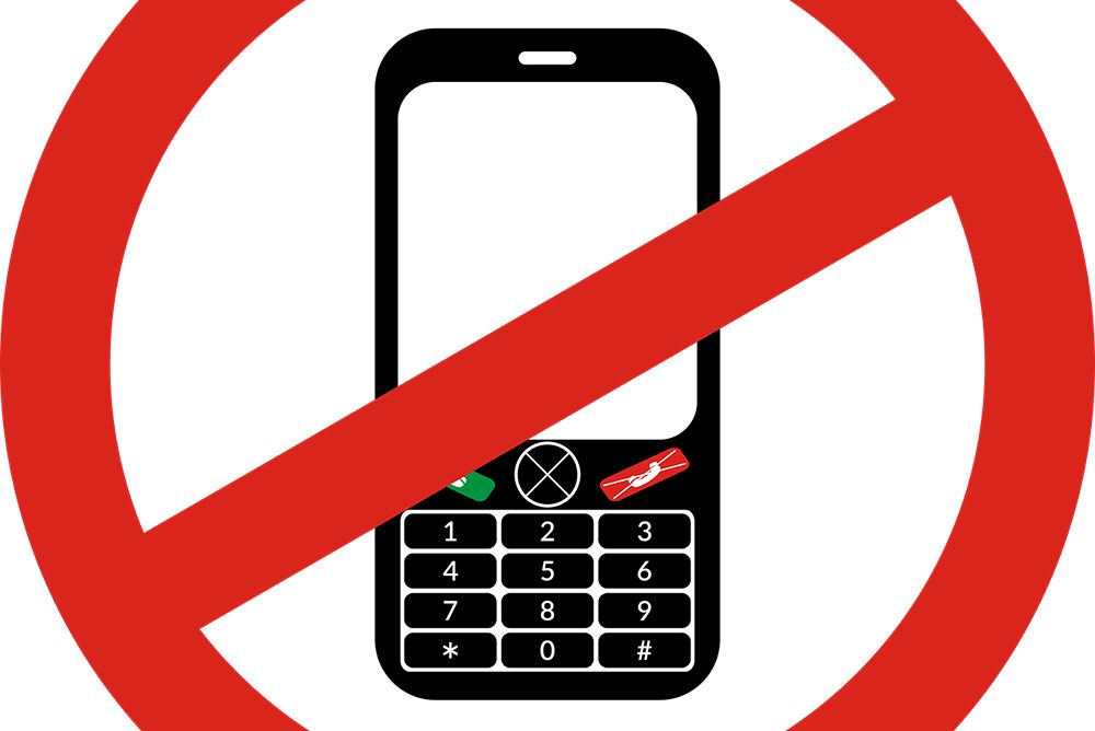 Stop al telefonino in classe in un liceo di Bologna