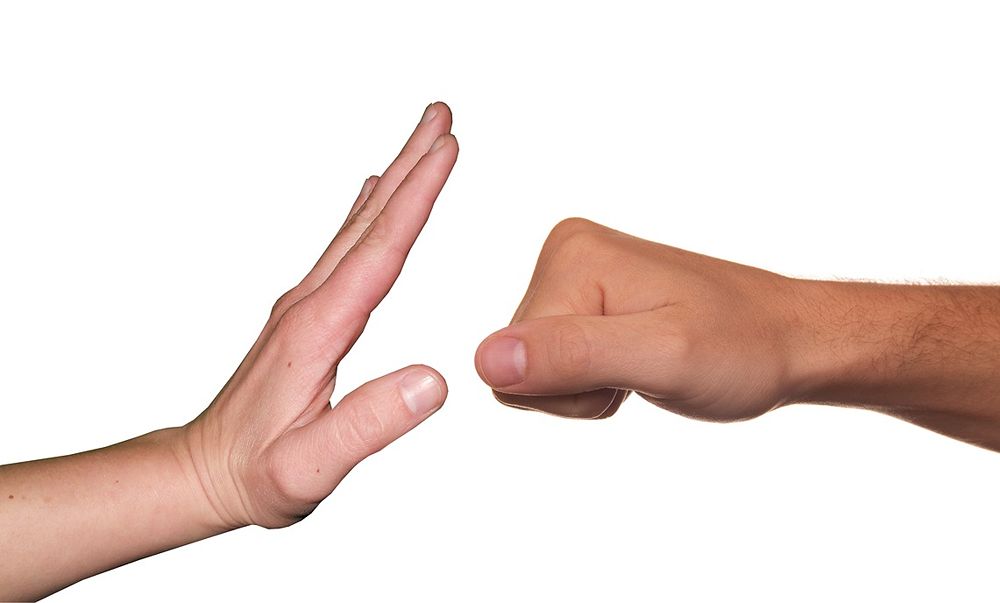 Studente percosso a scuola: espulsi i responsabili, sospeso chi non è intervenuto