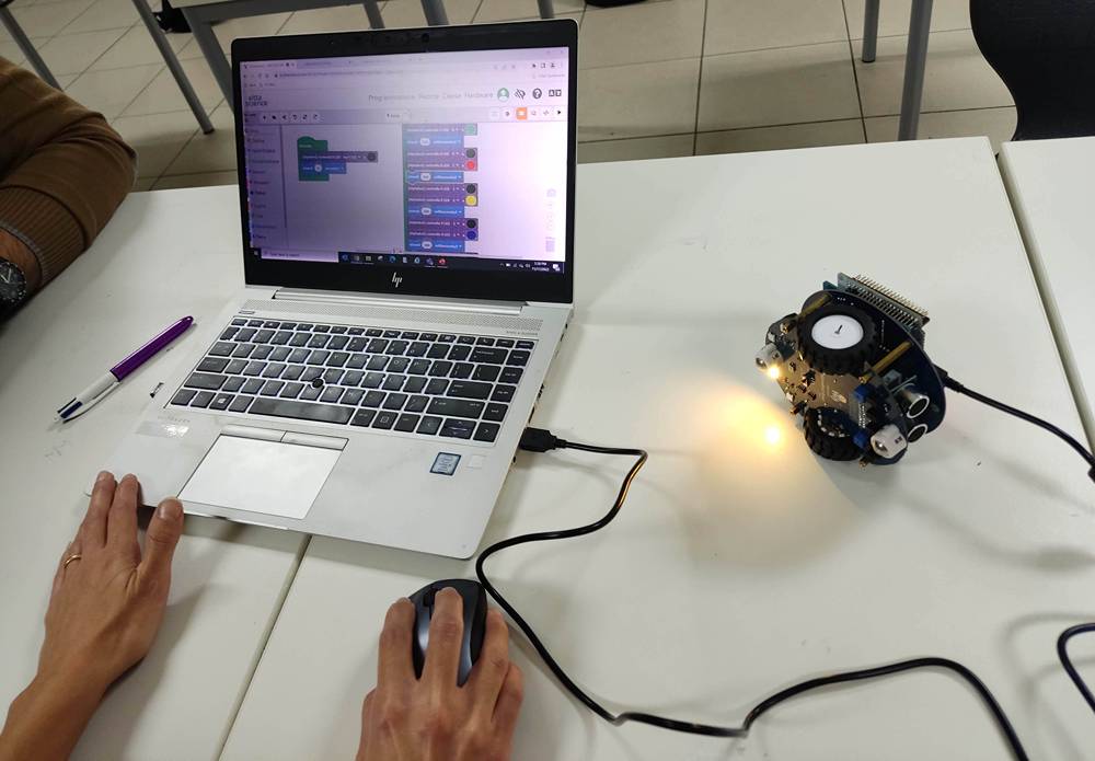 ACRA e STMicroeletronics Foundation rafforzano le competenze STEM di alunni e docenti con il coding