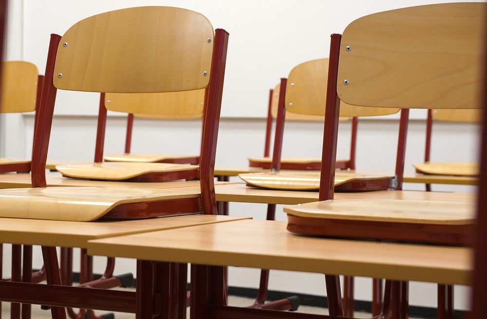 Accoltellò la docente ad Abbiategrasso, bocciato ed espulso: famiglia verso il ricorso