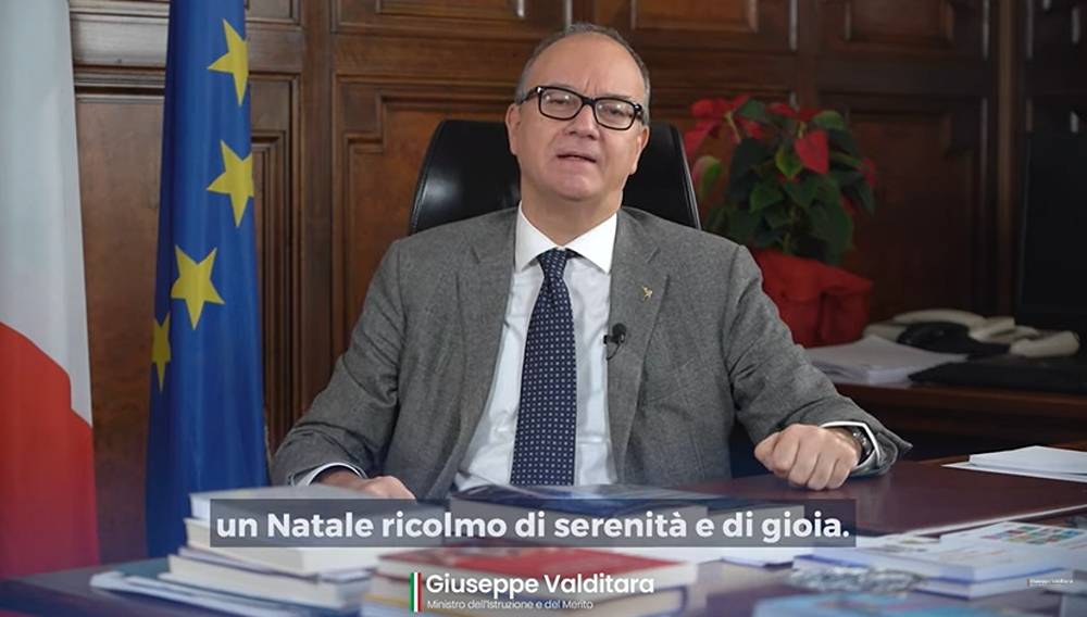 “Un Natale ricolmo di serenità e di gioia a docenti, dirigenti e studenti”. Gli auguri via video del Ministro Valditara