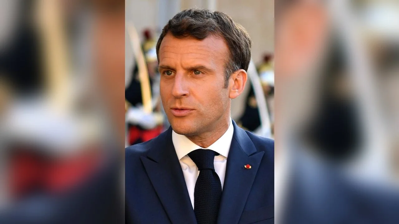 Francia, verso il divieto dei social network sotto i 15 anni