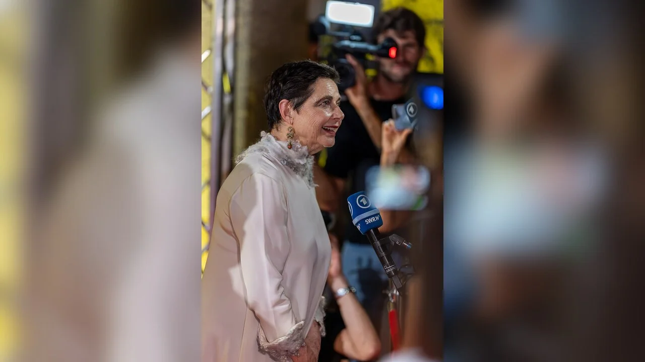 Isabella Rossellini: "Stroncata al mio primo ruolo, scelsi la moda"
