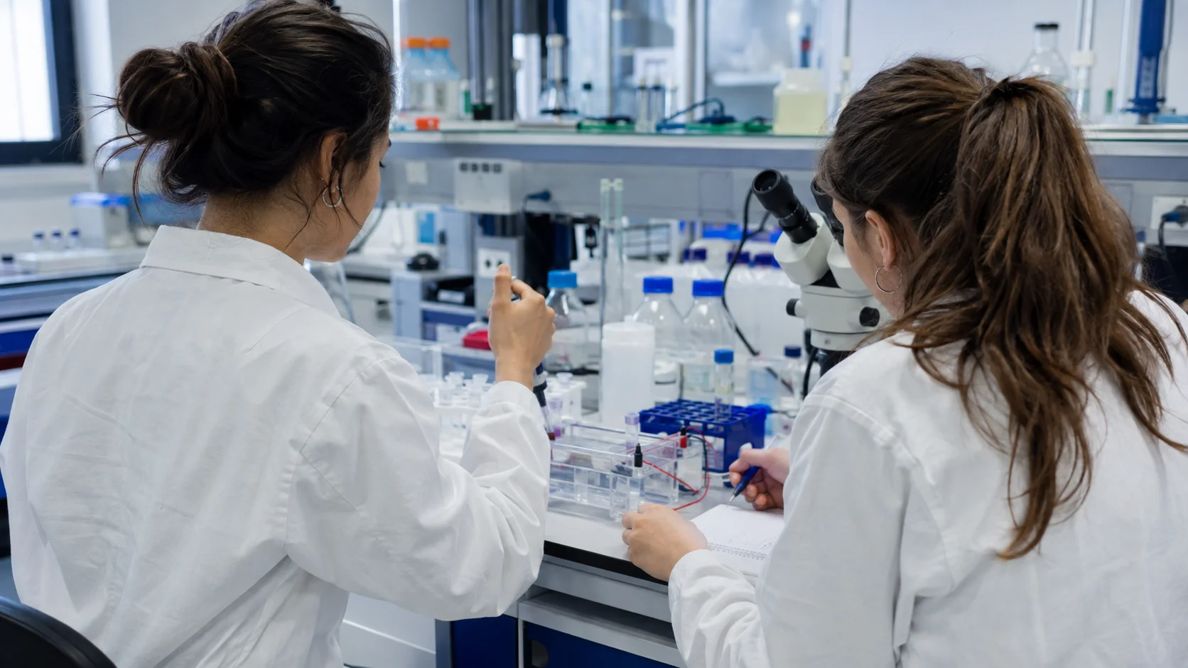 Lauree STEM: le donne eccellono ma resta il divario di genere
