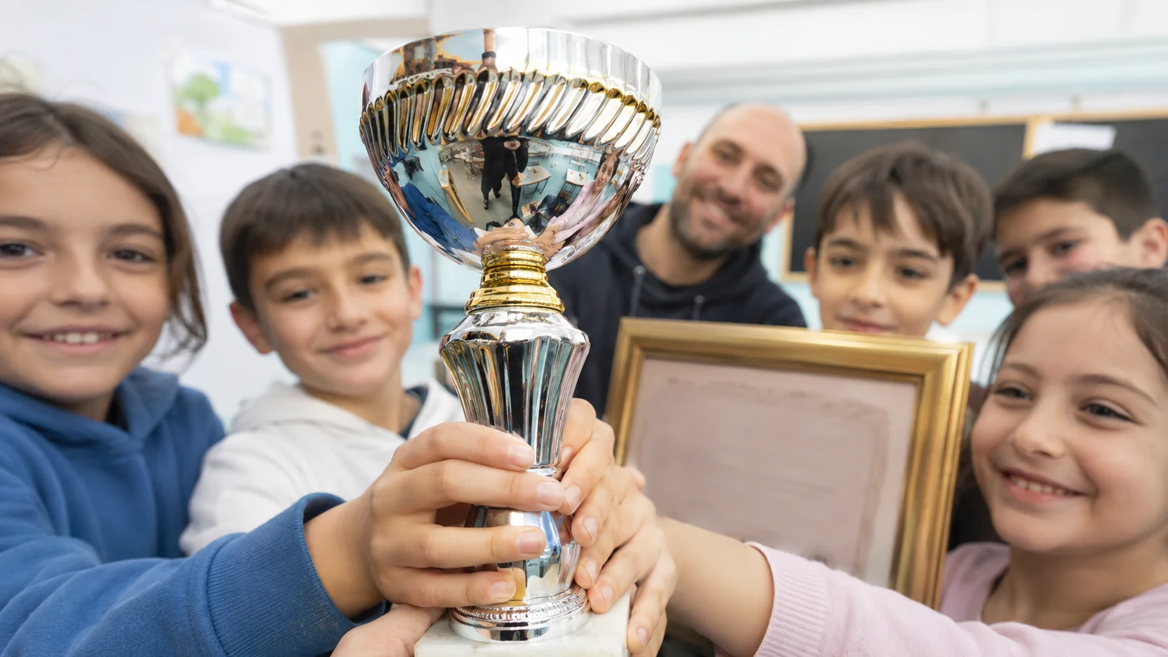 Linarolo, la classe quinta B vince il premio Passi di Donna