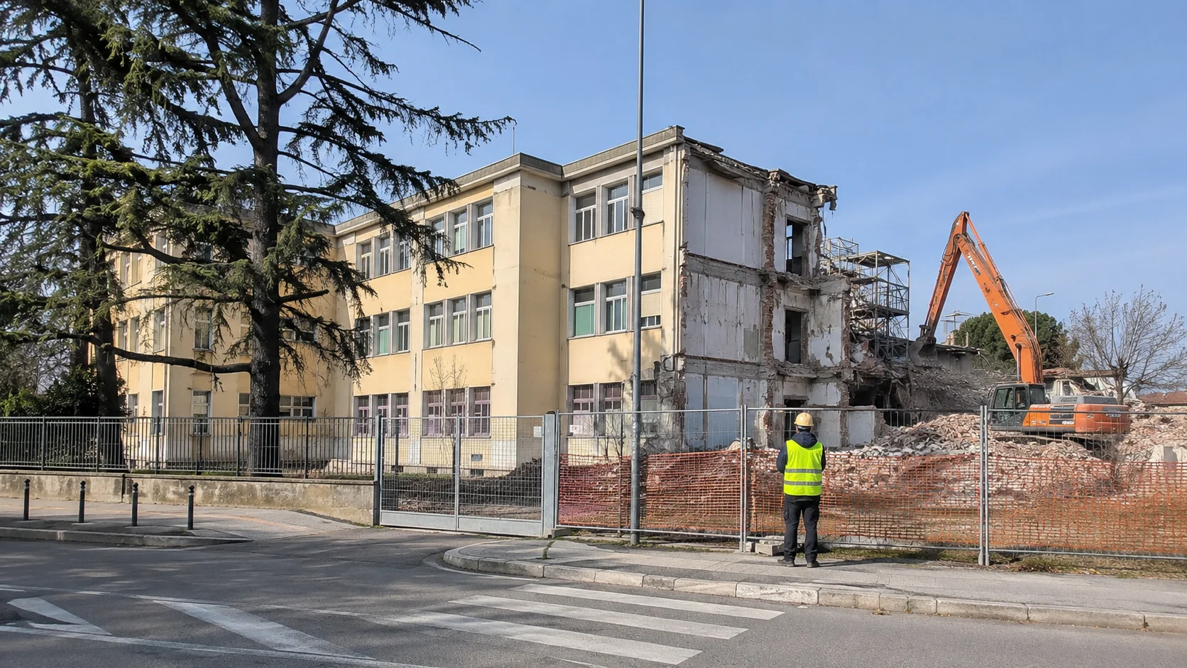 Rho, al via la demolizione dell'ex scuola primaria Marconi